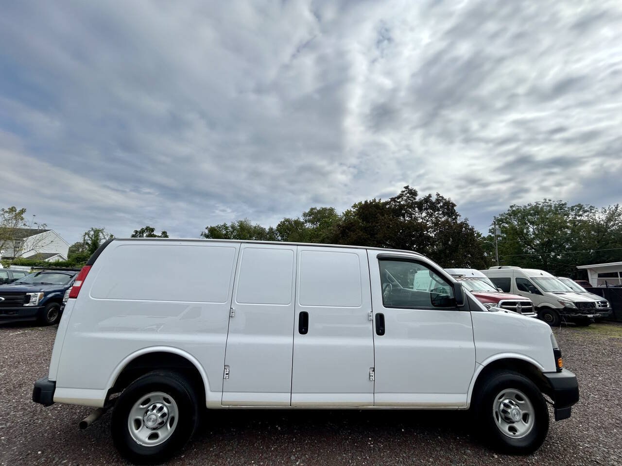 Used 2018 Chevrolet Express 2500 w/ Driver Convenience Package RWD image 6