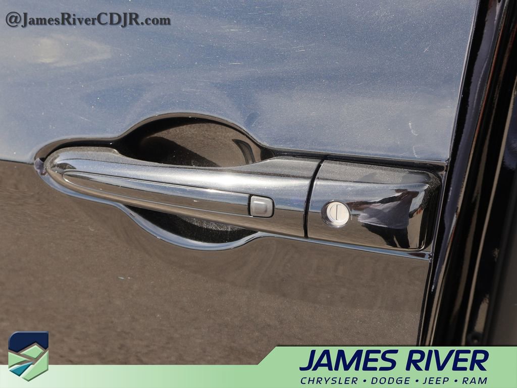 Used 2024 Chrysler Pacifica Touring-L image 19