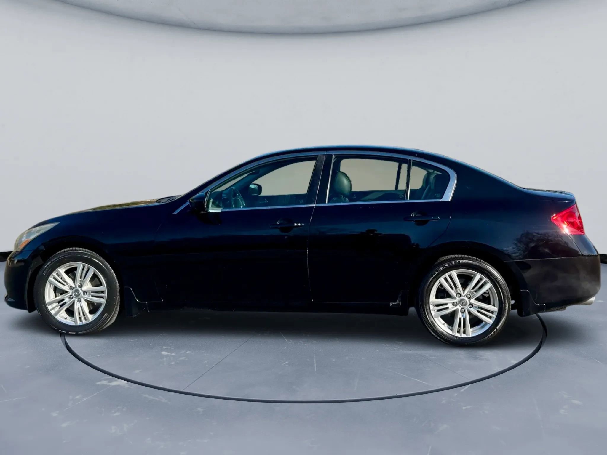 Used 2011 INFINITI G37 x Sedan w/ Premium Pkg image 3