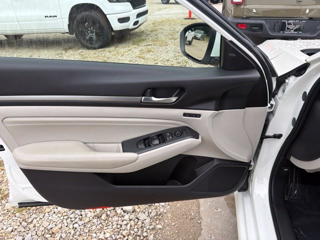 Used 2019 Nissan Altima 2.5 Platinum FWD image 16