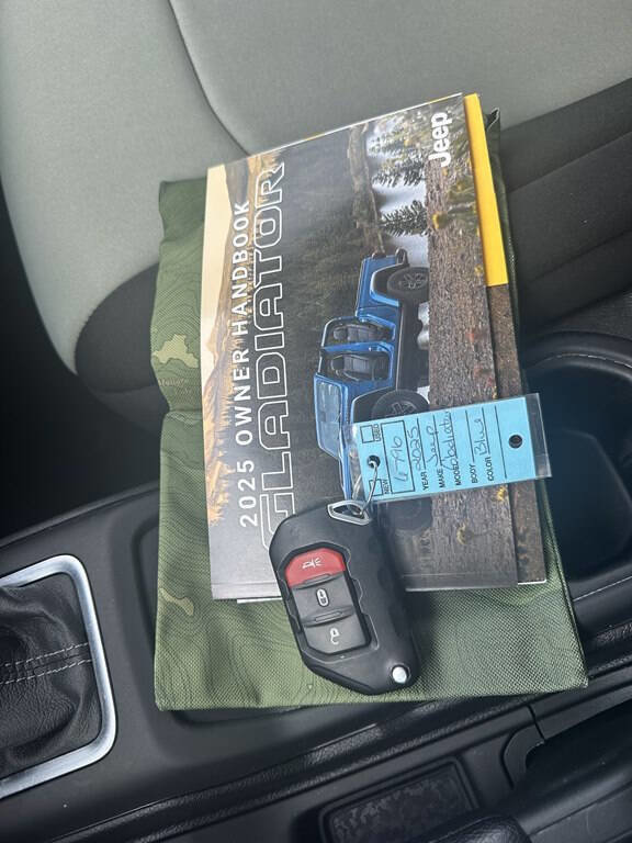 Used 2025 Jeep Gladiator Sport image 32