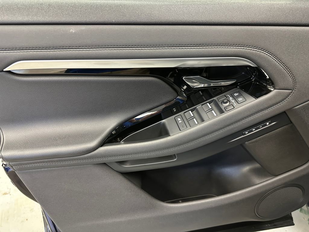 Used 2023 Land Rover Range Rover Evoque R-Dynamic SE image 18