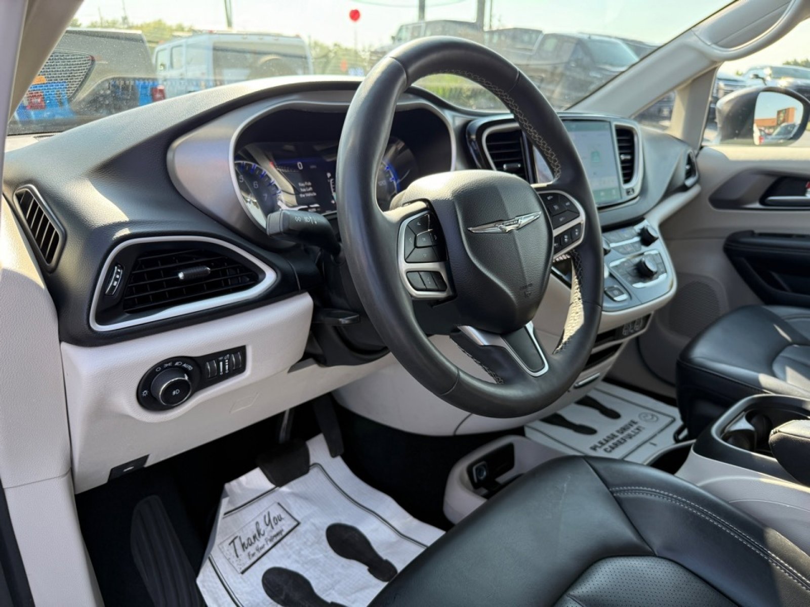 Used 2023 Chrysler Pacifica Touring-L image 16