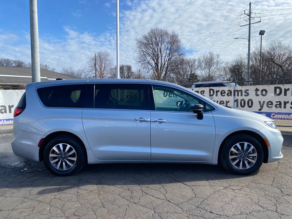 Used 2024 Chrysler Pacifica Select image 2