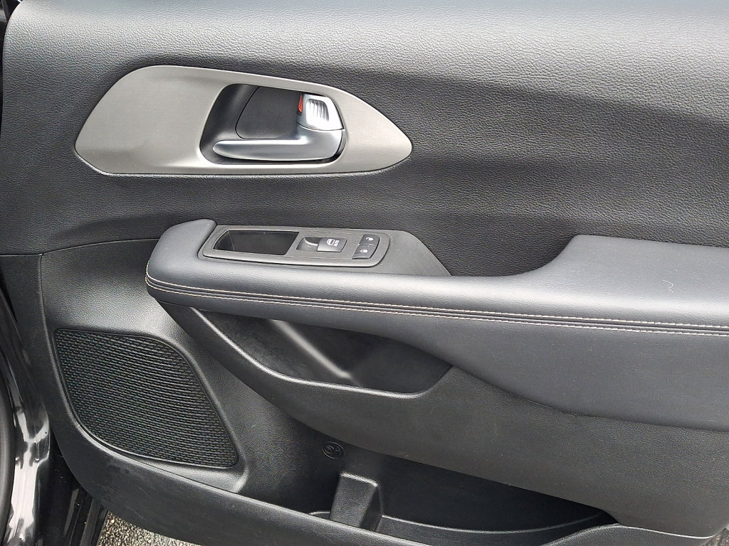 Used 2023 Chrysler Pacifica Limited w/ S Appearance Package image 10