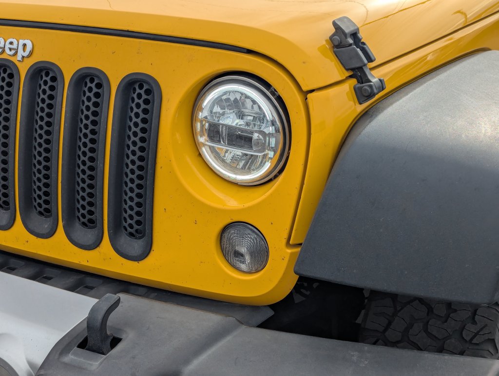 Used 2015 Jeep Wrangler Unlimited Sahara w/ Connectivity Group AWD/4WD image 11