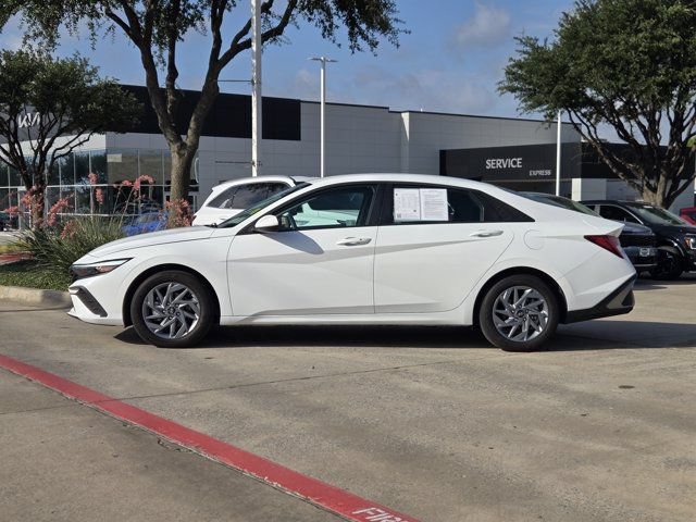 Used 2025 Hyundai Elantra Hybrid FWD image 4