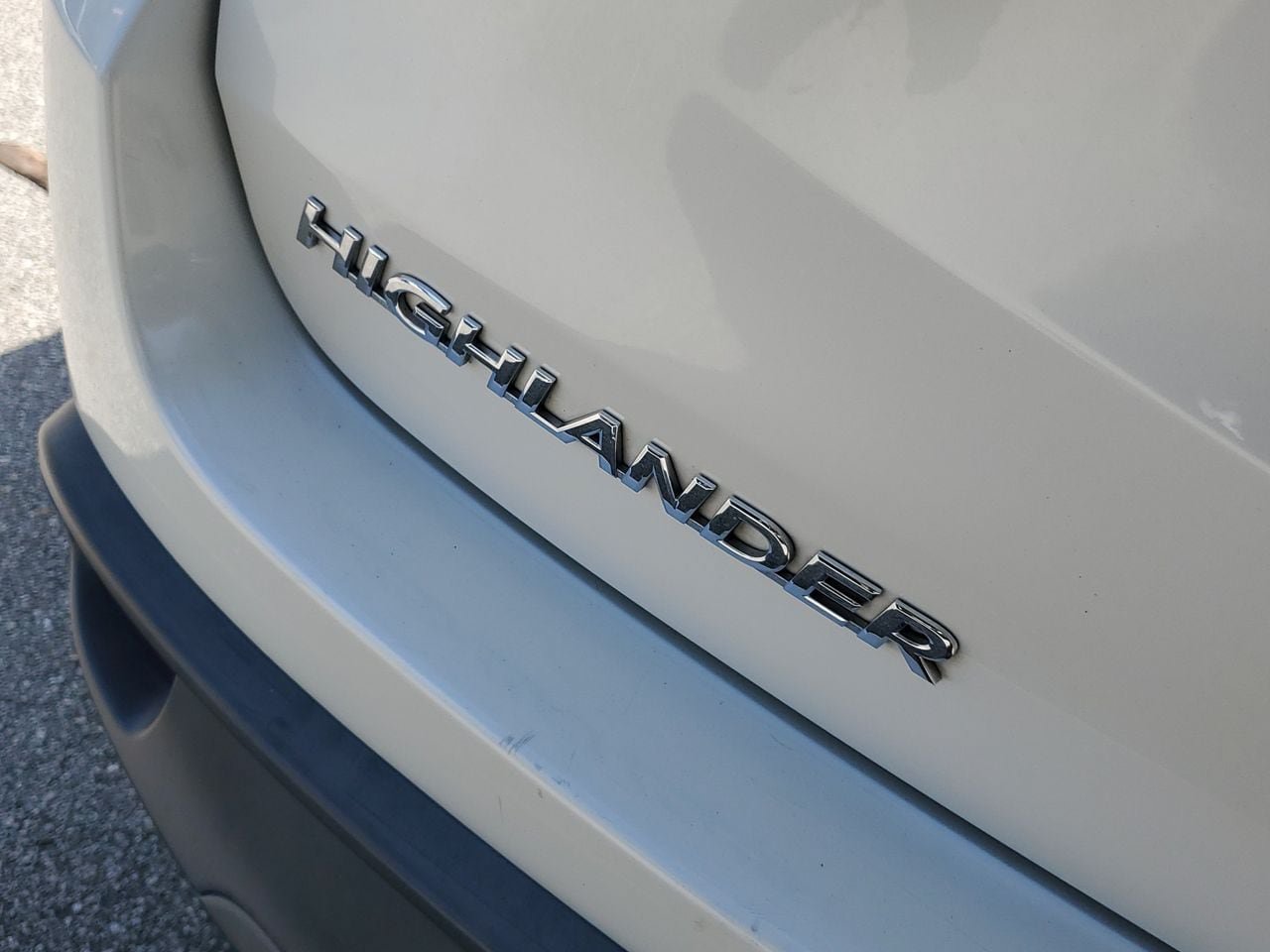 Used 2019 Toyota Highlander SE FWD image 6