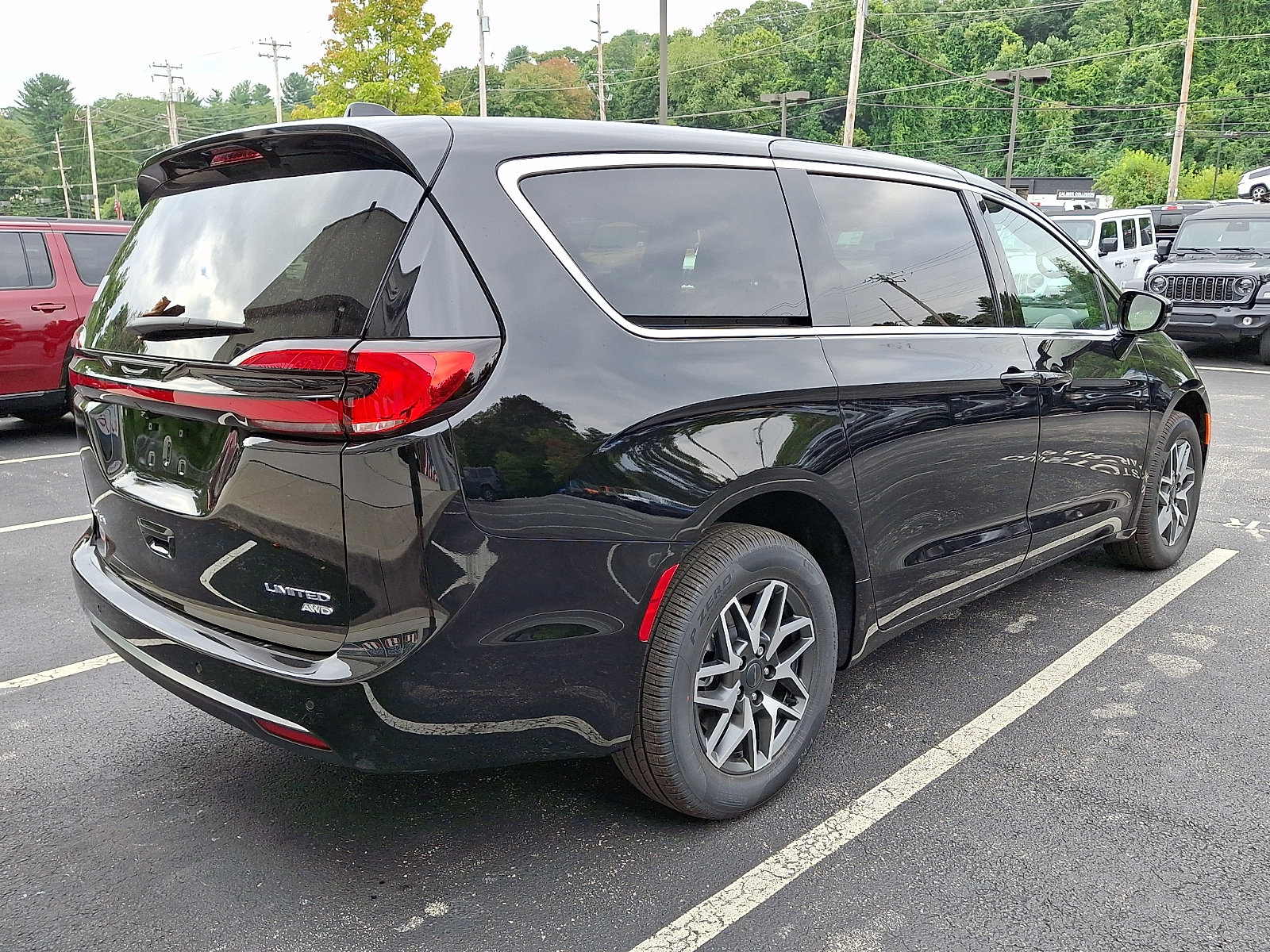 New 2027 Chrysler Pacifica Limited AWD/4WD image 3