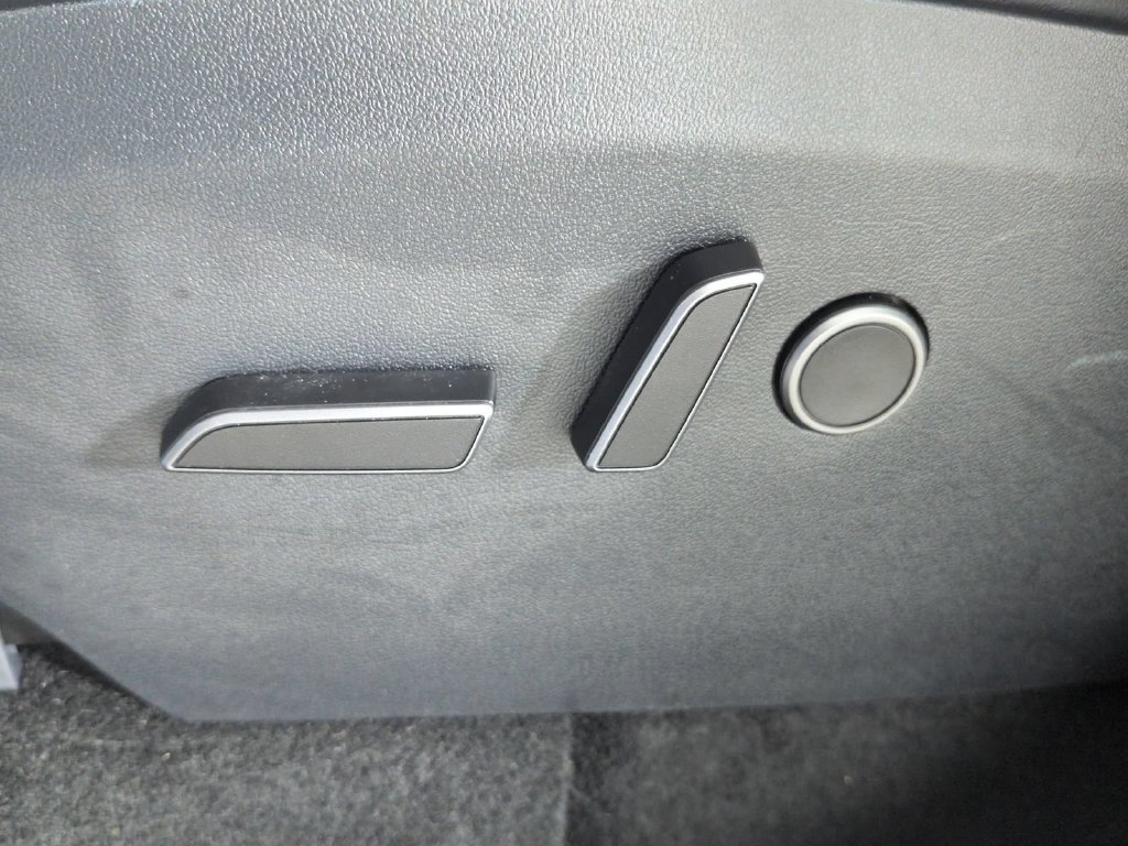 Used 2024 Tesla Model Y Performance AWD/4WD image 27