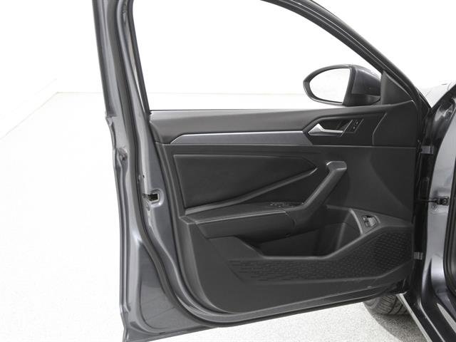 Used 2023 Volkswagen Jetta SE image 4