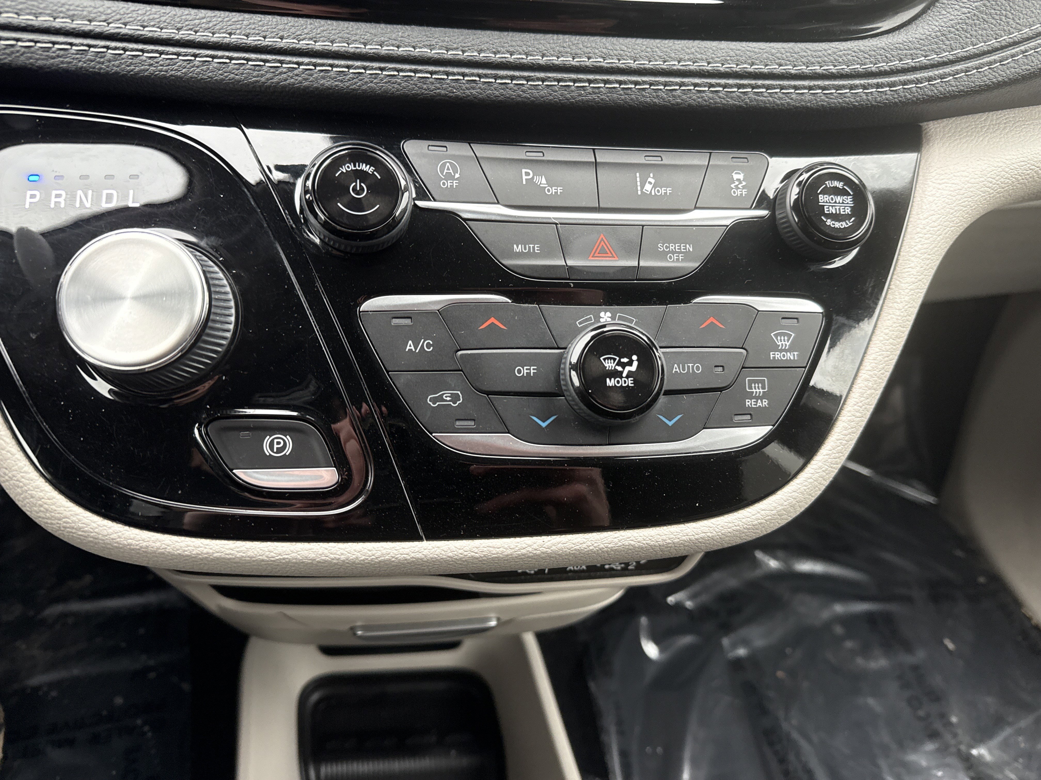 Used 2022 Chrysler Pacifica Touring-L image 26