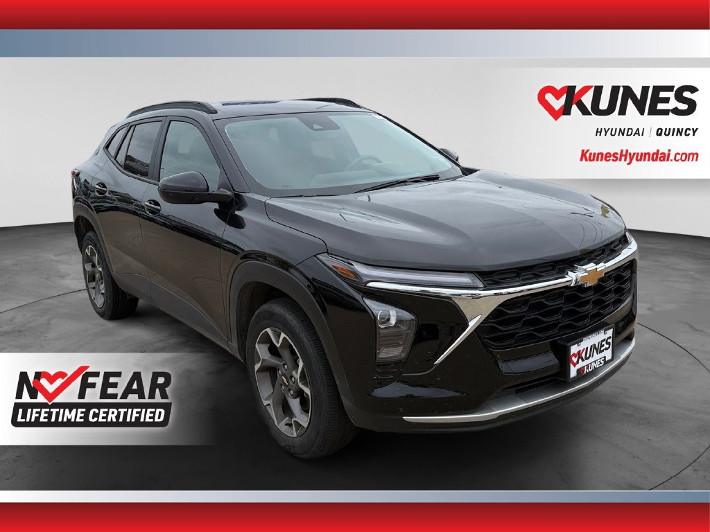 Used 2025 Chevrolet Trax LT FWD image 1