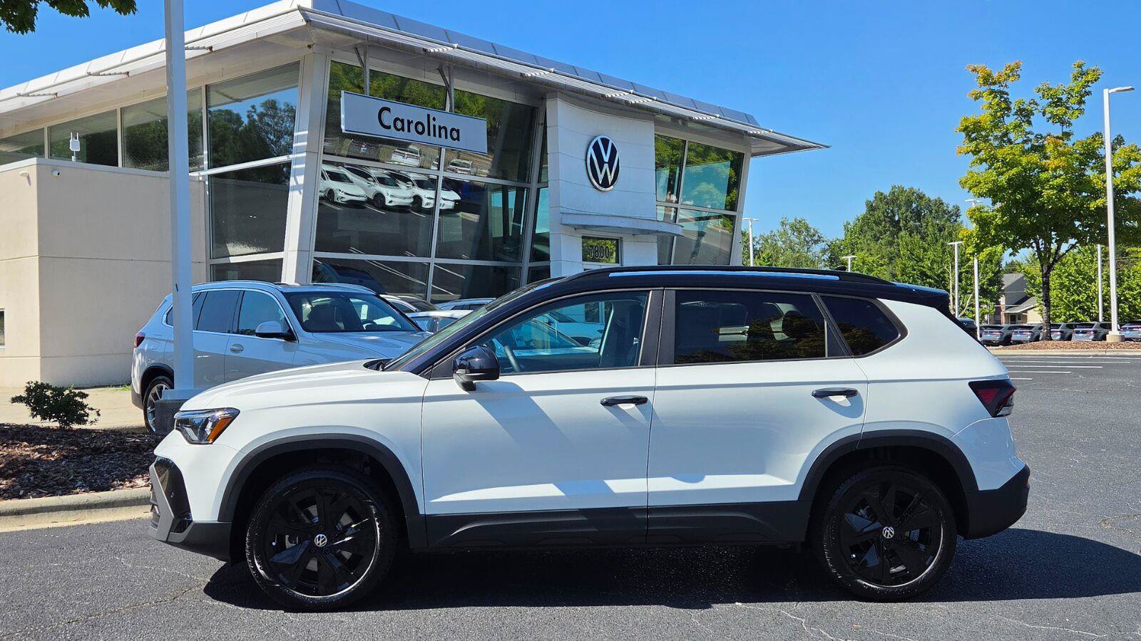New 2027 Volkswagen Taos SE FWD image 2