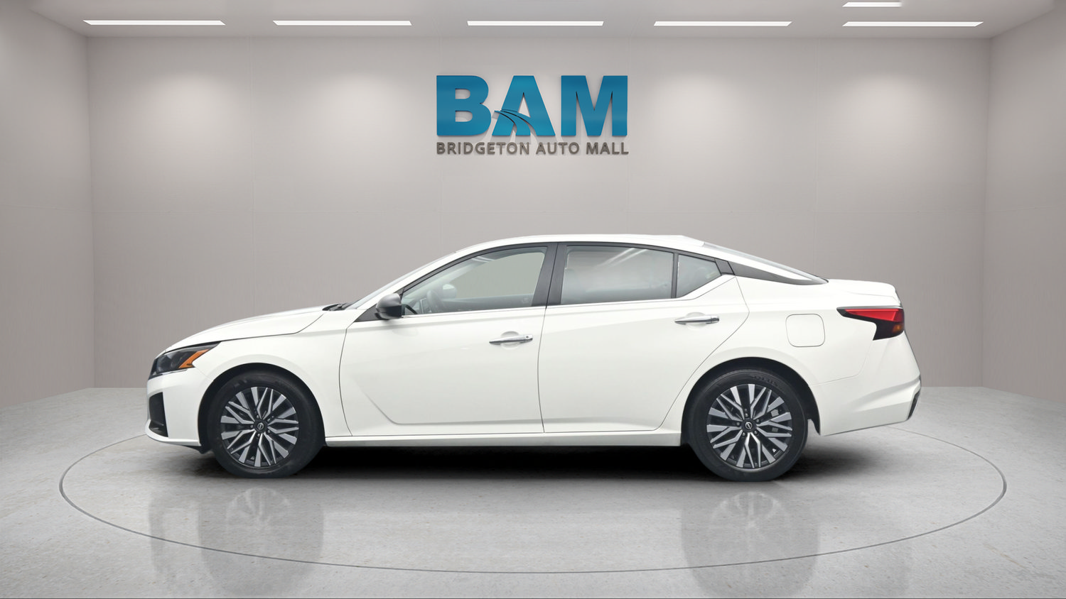 Used 2025 Nissan Altima 2.5 SV FWD image 3