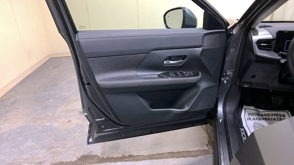 Used 2025 Nissan Kicks SV w/ SV Premium Package image 24