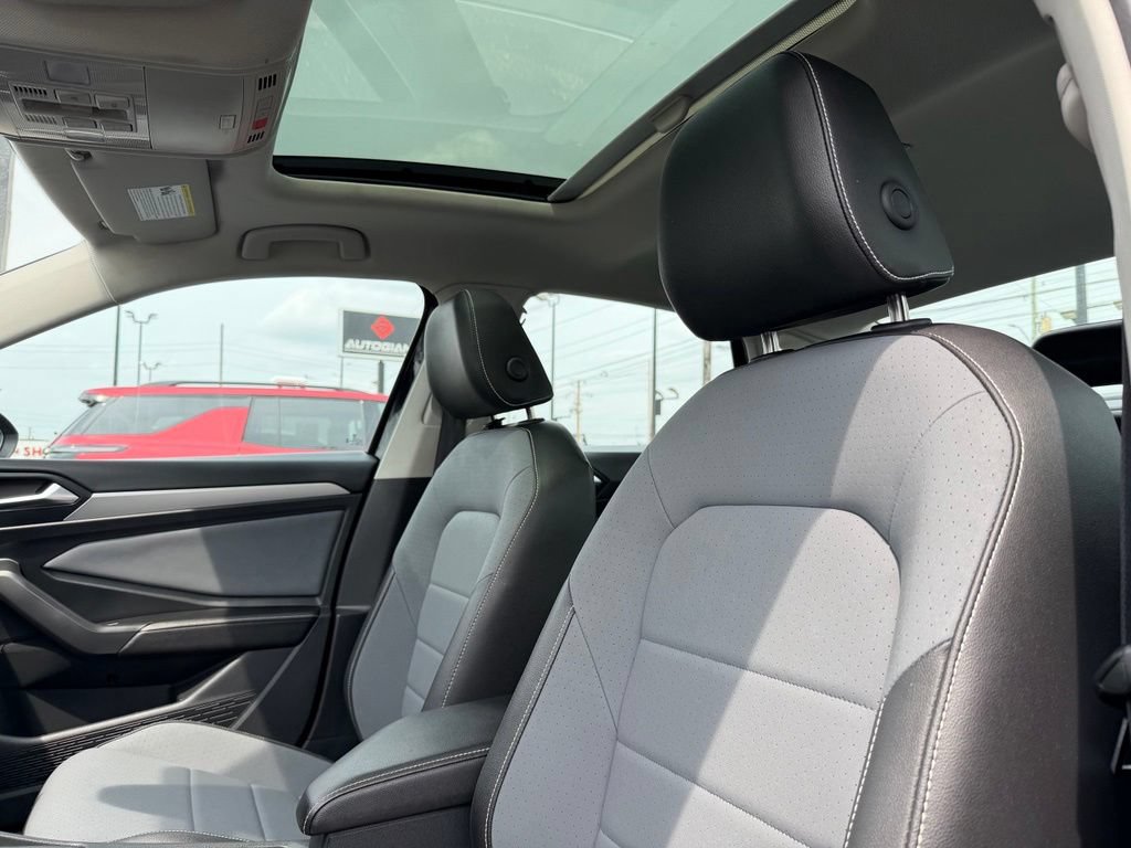 Used 2025 Volkswagen Jetta SE FWD image 37