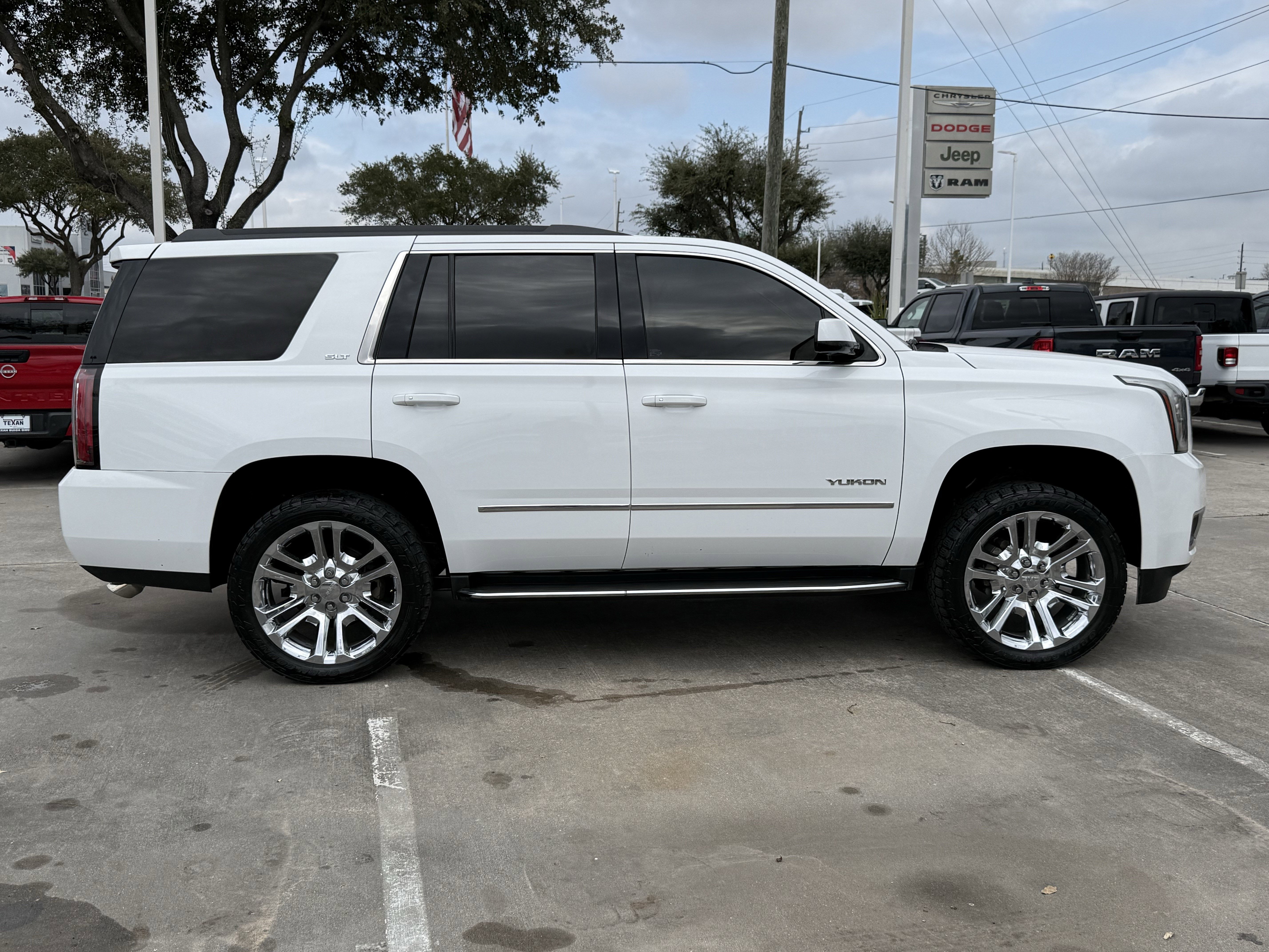Used 2018 GMC Yukon SLT w/ Premium Edition image 3