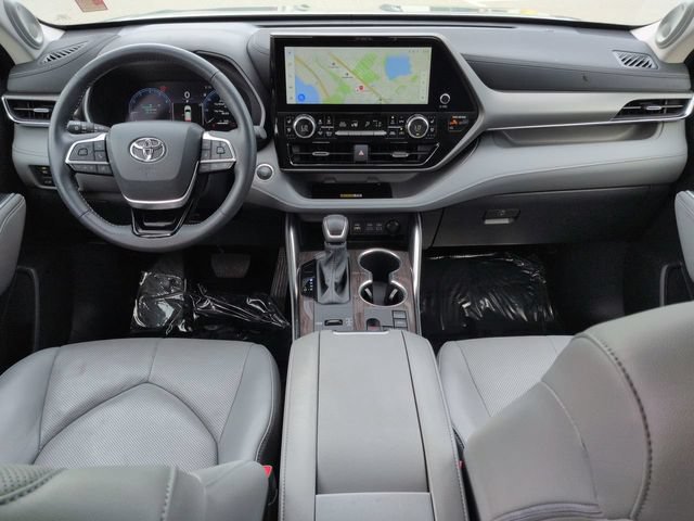 Used 2024 Toyota Highlander Limited FWD image 15