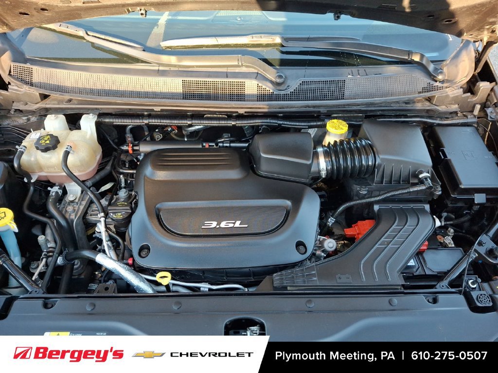 Used 2018 Chrysler Pacifica Limited FWD image 32