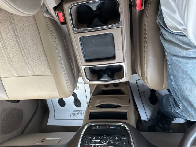 Used 2016 Chrysler Town & Country Touring-L w/ Driver Convenience Group image 26