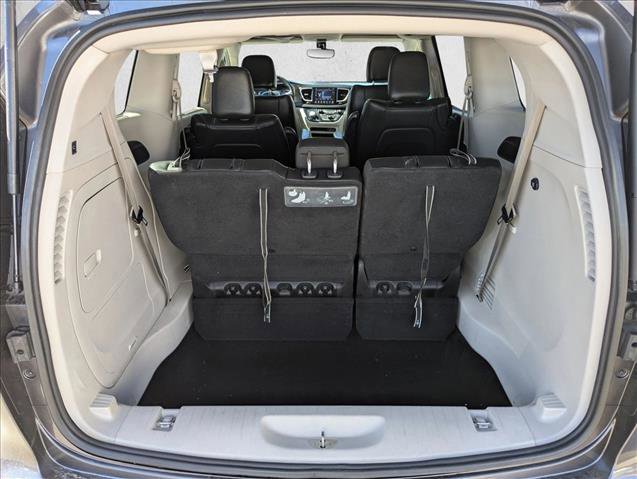 Used 2018 Chrysler Pacifica Touring-L image 6