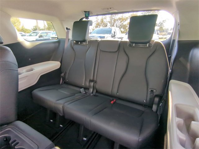 Used 2024 Kia Carnival LX image 15