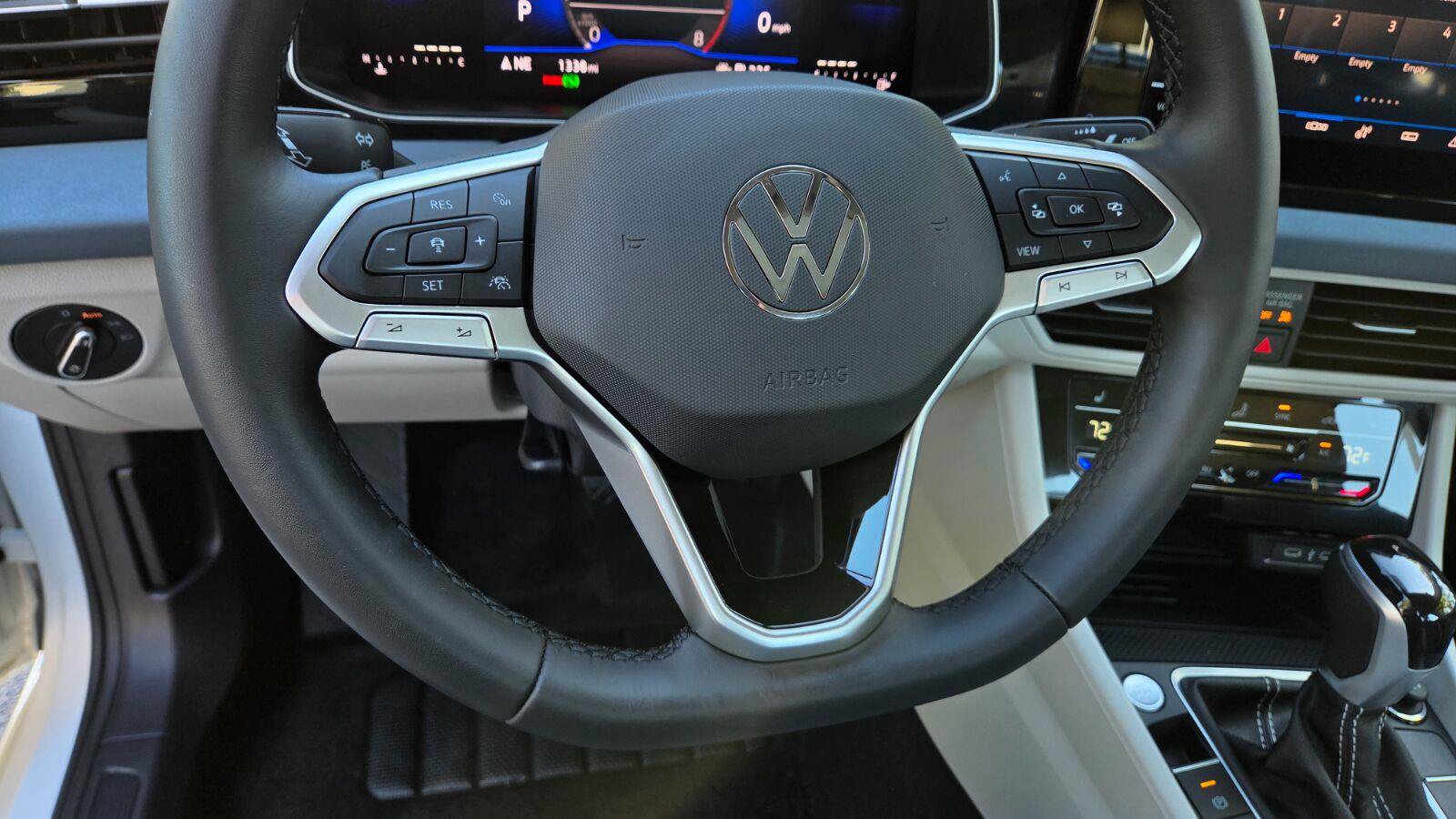 Certified 2025 Volkswagen Jetta SE w/ Sunroof Package FWD image 28