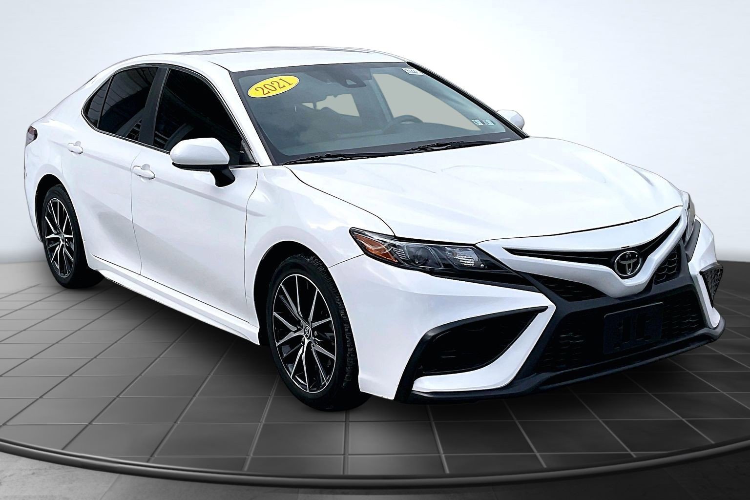 Used 2021 Toyota Camry SE image 12