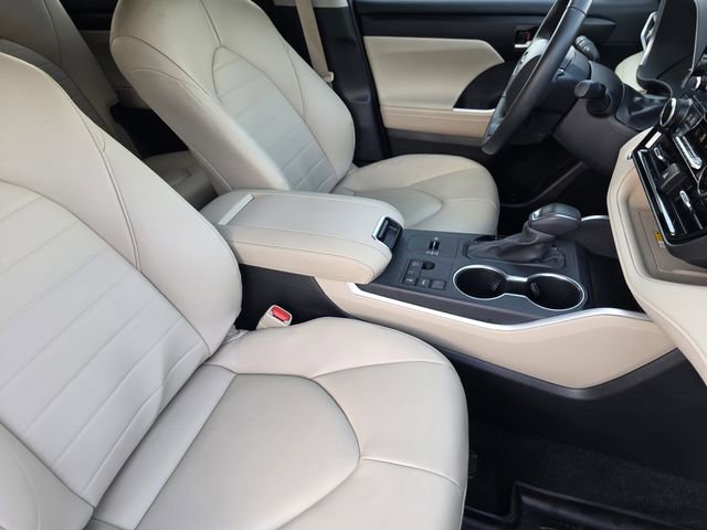 Certified 2025 Toyota Highlander XLE FWD image 12