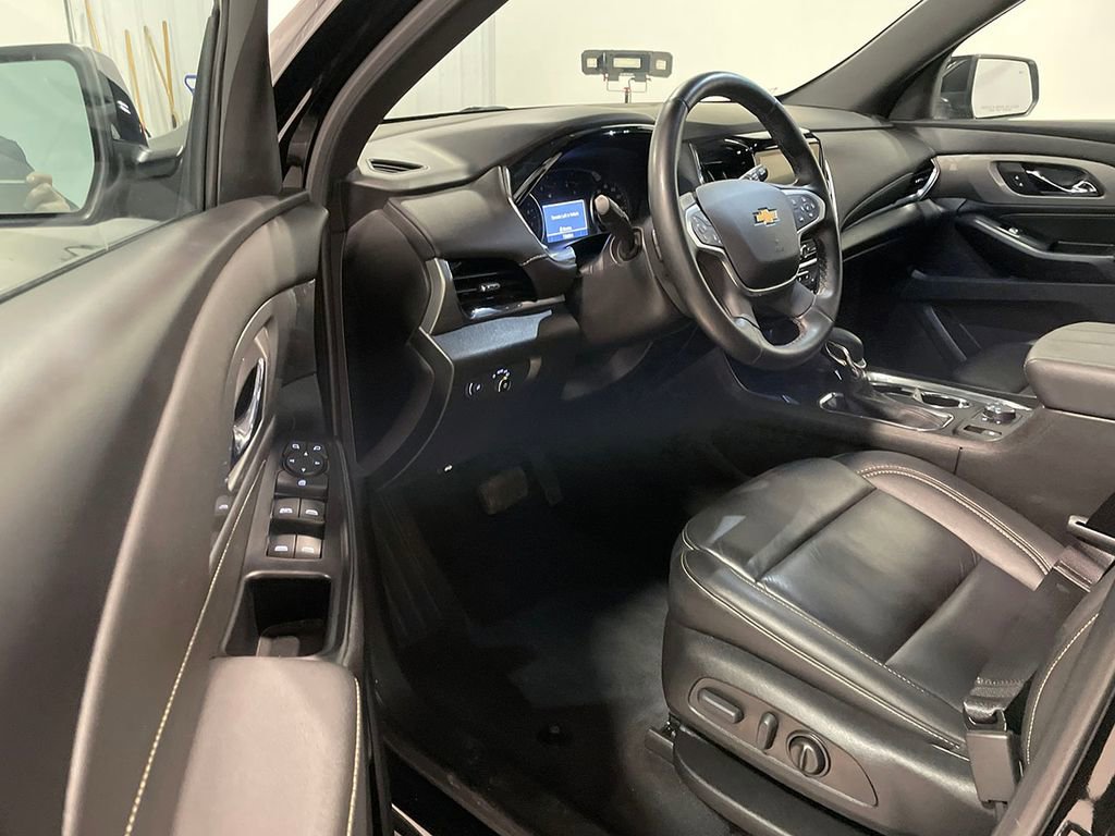 Used 2023 Chevrolet Traverse LT image 3