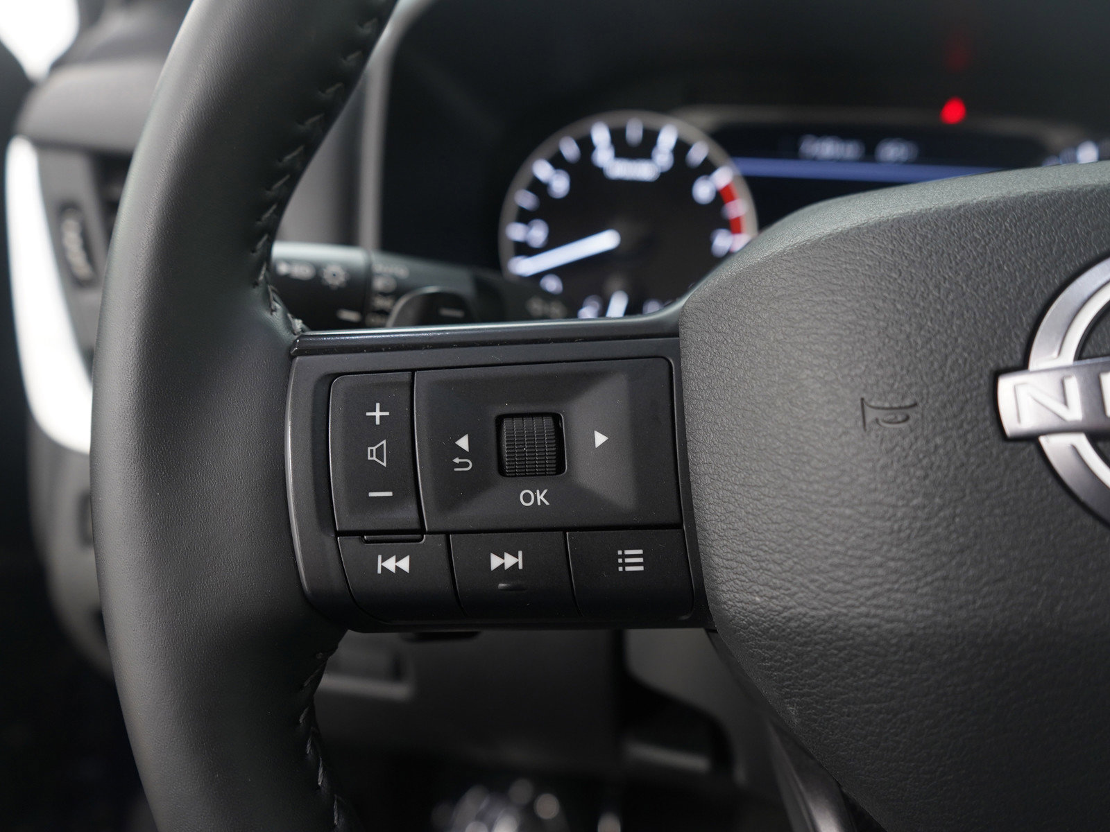 Used 2025 Nissan Rogue SV image 28