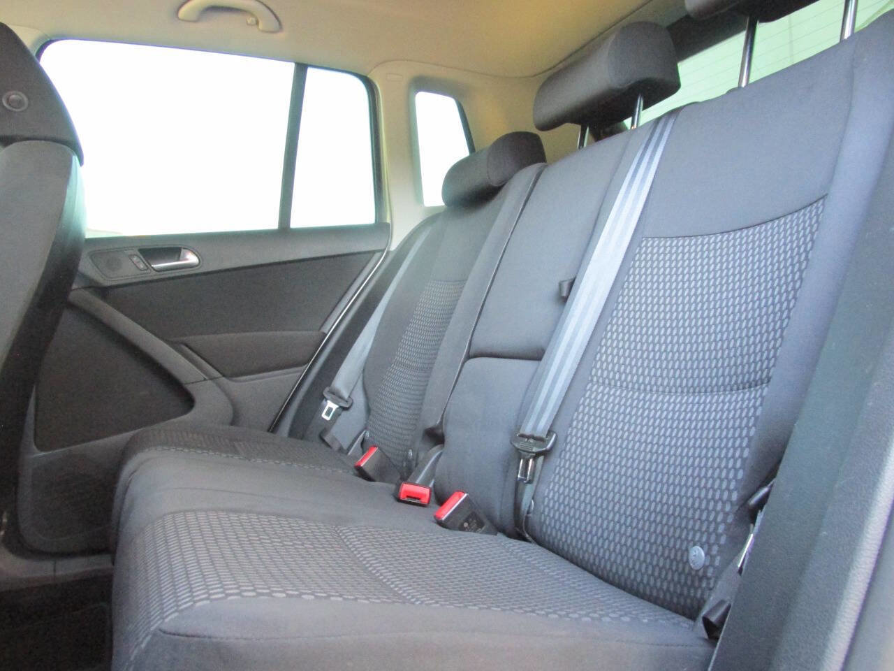 Used 2011 Volkswagen Tiguan S image 18