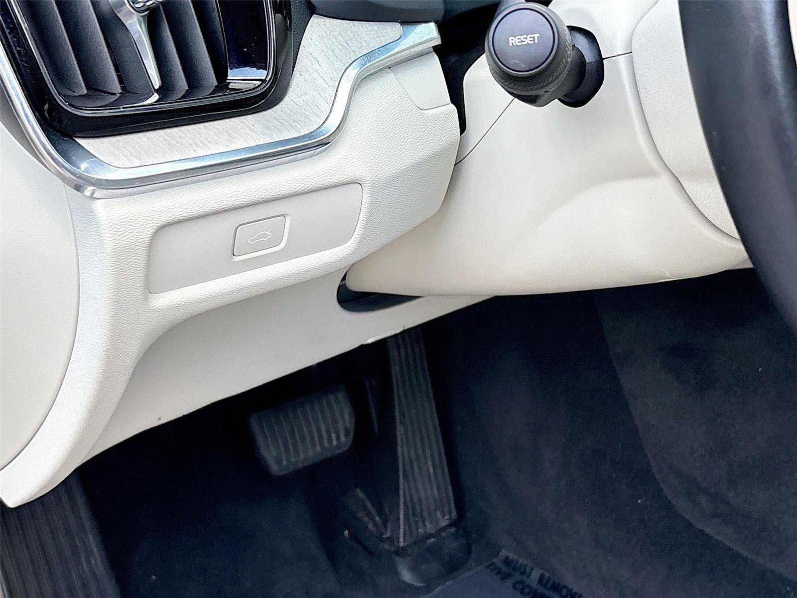 Used 2025 Volvo V60 B5 Cross Country Plus image 10