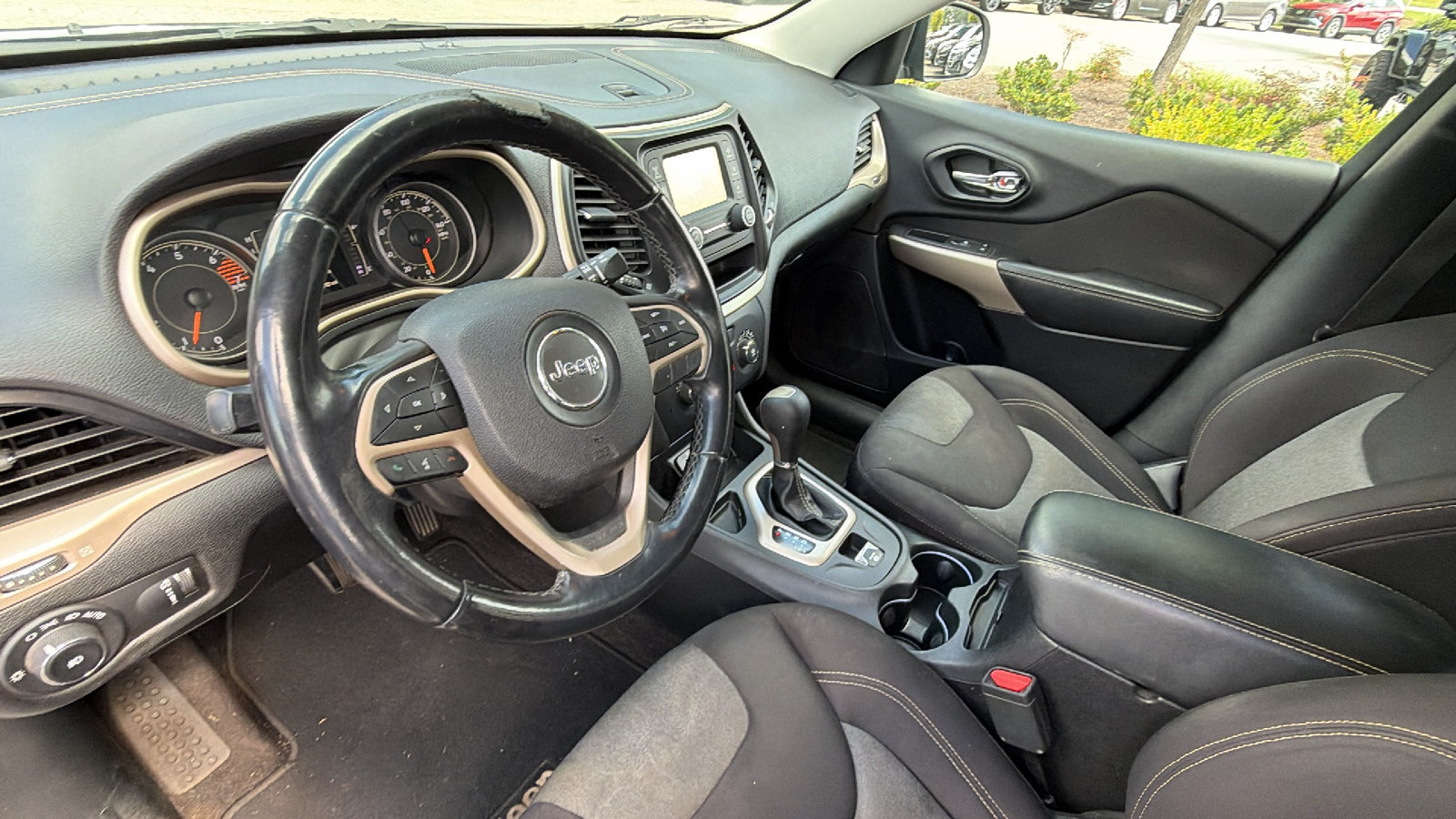 Used 2018 Jeep Cherokee Latitude w/ Altitude Package FWD image 17