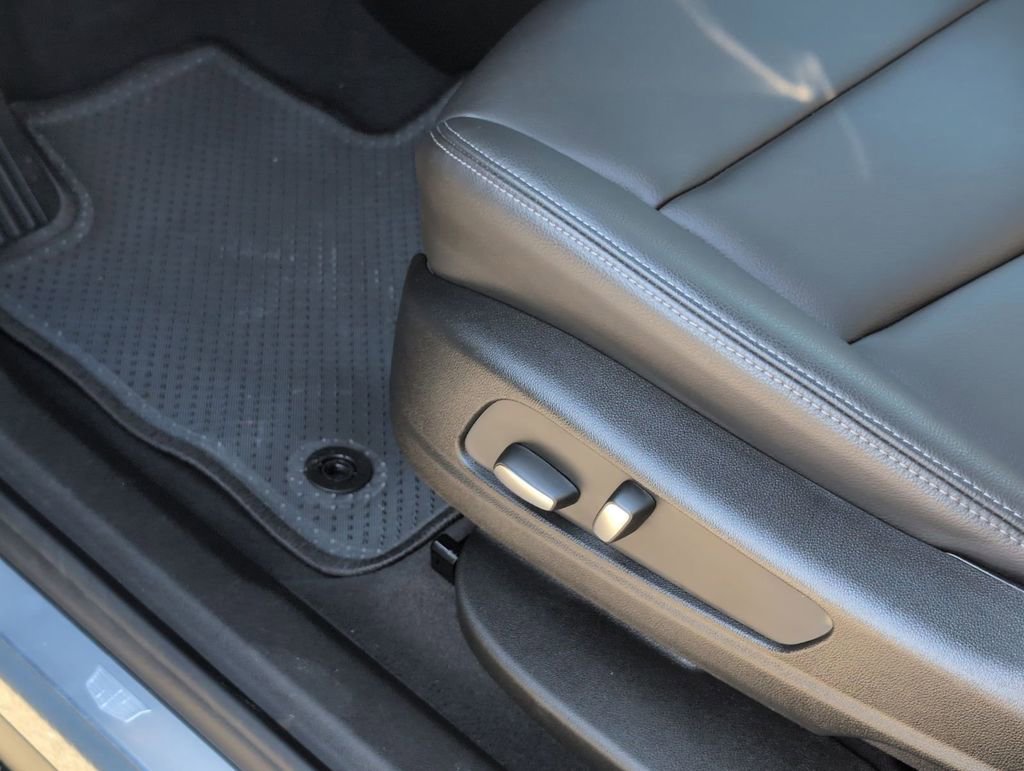 Used 2025 Cadillac XT6 Luxury image 22