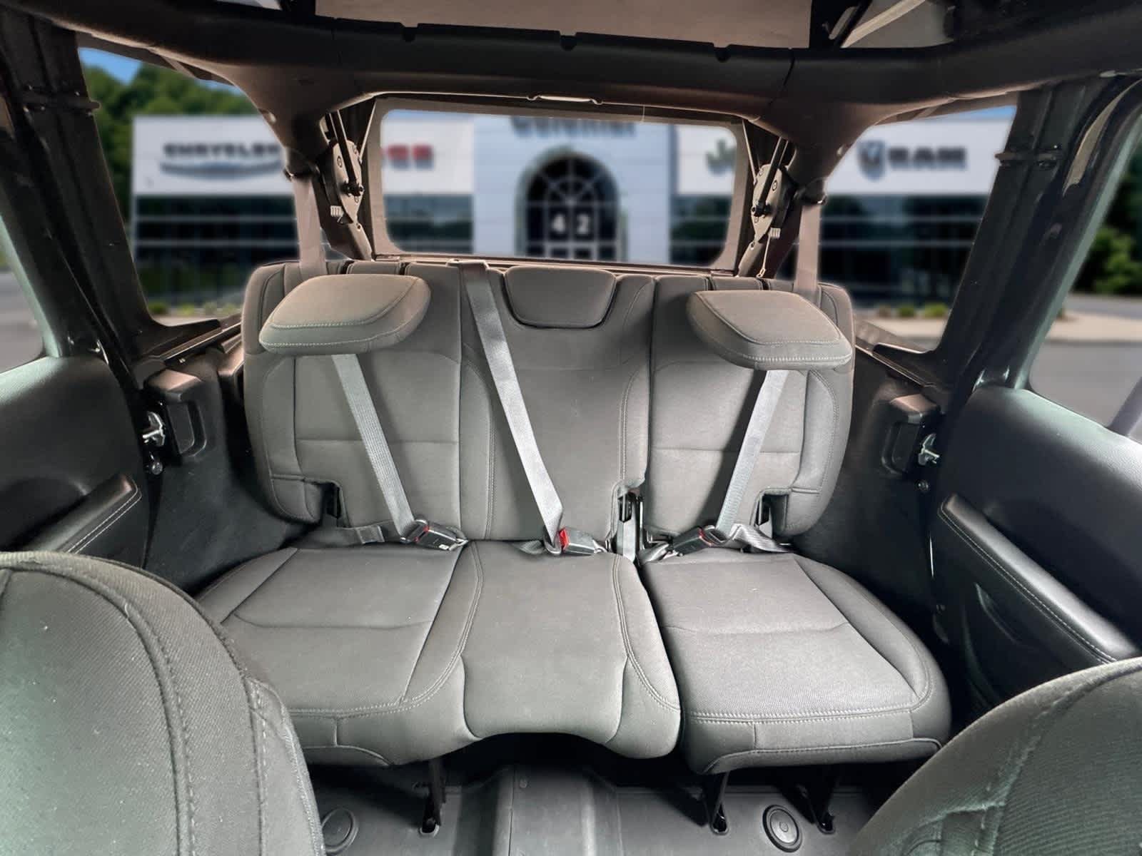 Used 2022 Jeep Wrangler Unlimited Sahara AWD/4WD image 24