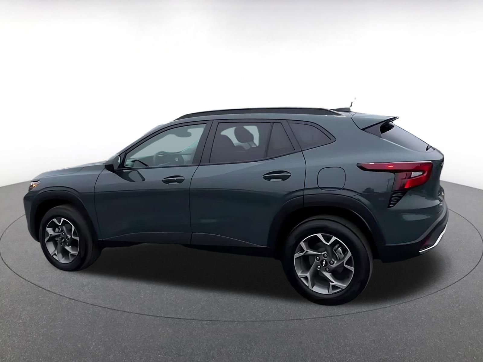 Used 2025 Chevrolet Trax LT w/ LT Convenience Package image 10