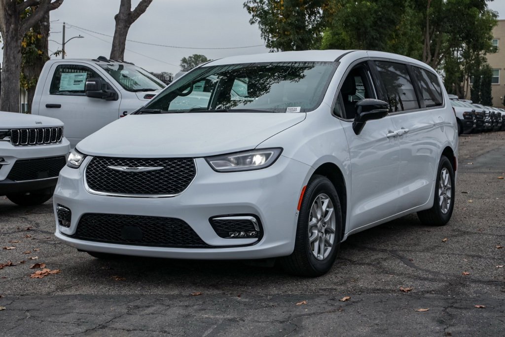 New 2026 Chrysler Pacifica Select