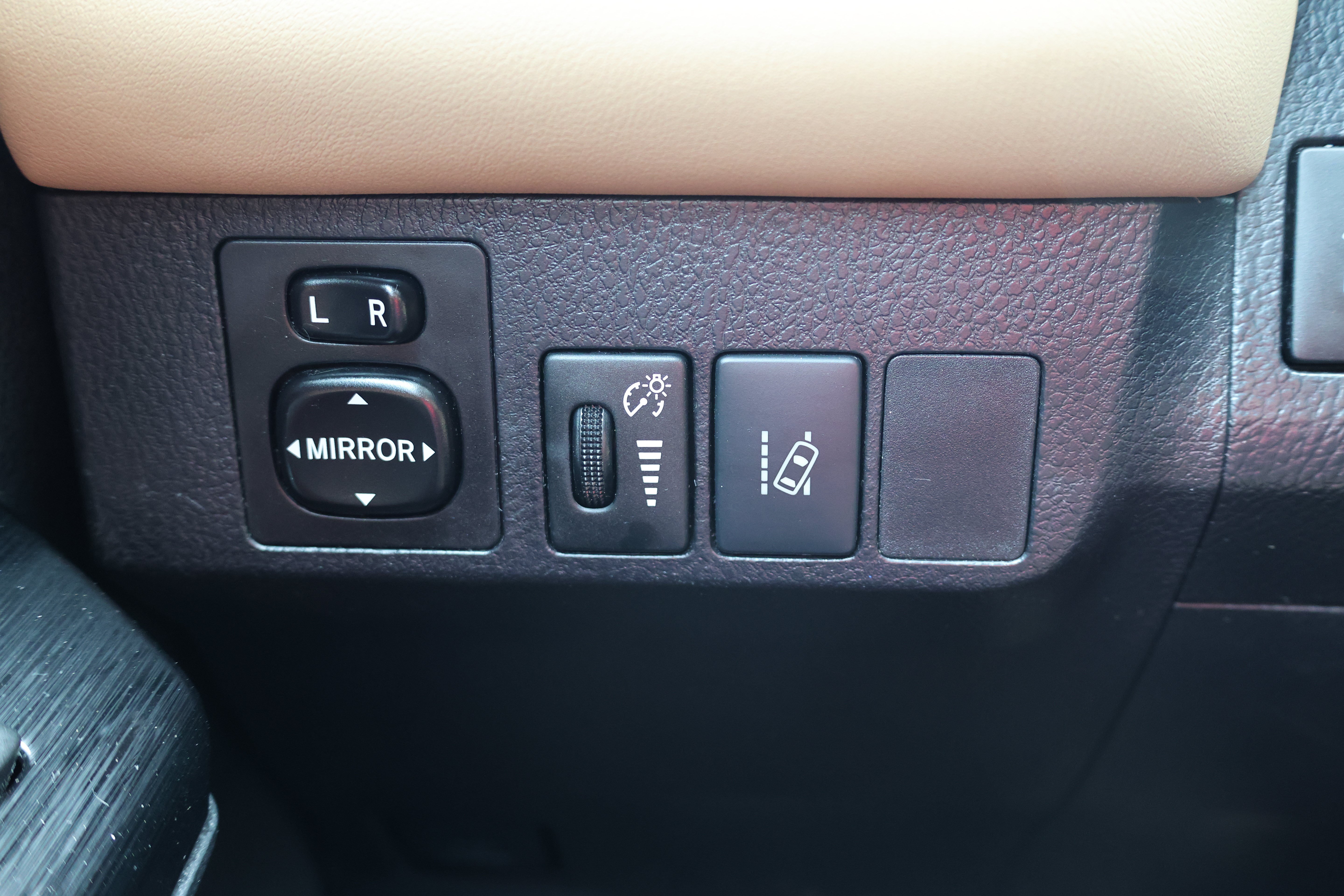 Used 2016 Toyota RAV4 Limited AWD/4WD image 28