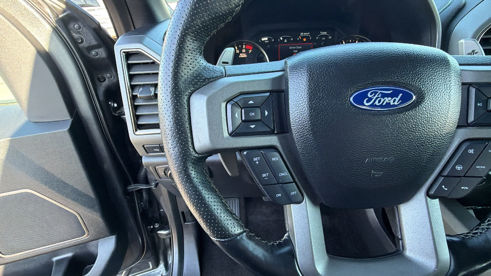 Used 2018 Ford F150 Raptor w/ Equipment Group 802A Luxury AWD/4WD image 19