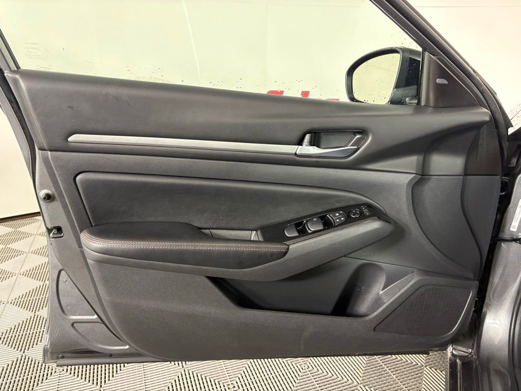 Used 2025 Nissan Altima 2.5 SR image 12