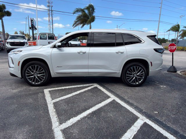 Used 2025 Buick Enclave Avenir FWD image 4