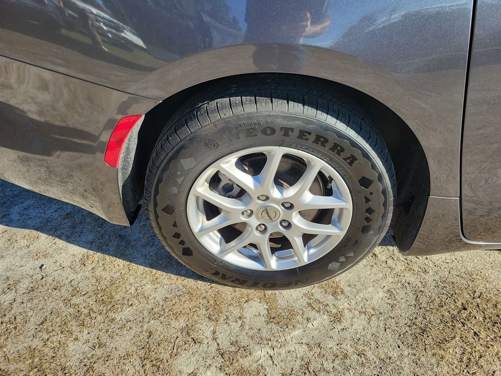 Used 2023 Chrysler Voyager LX image 7