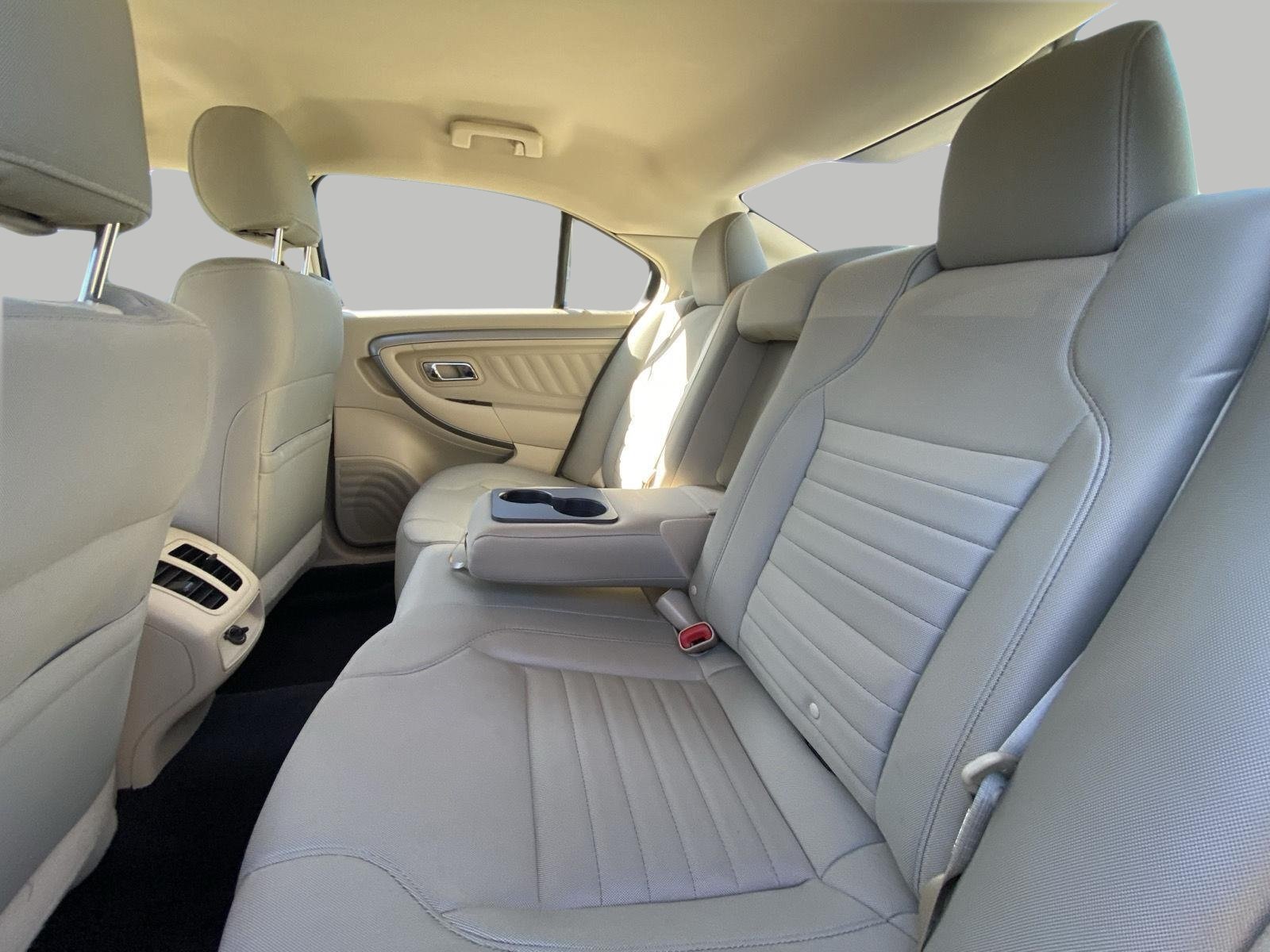 Used 2018 Ford Taurus SE FWD image 13