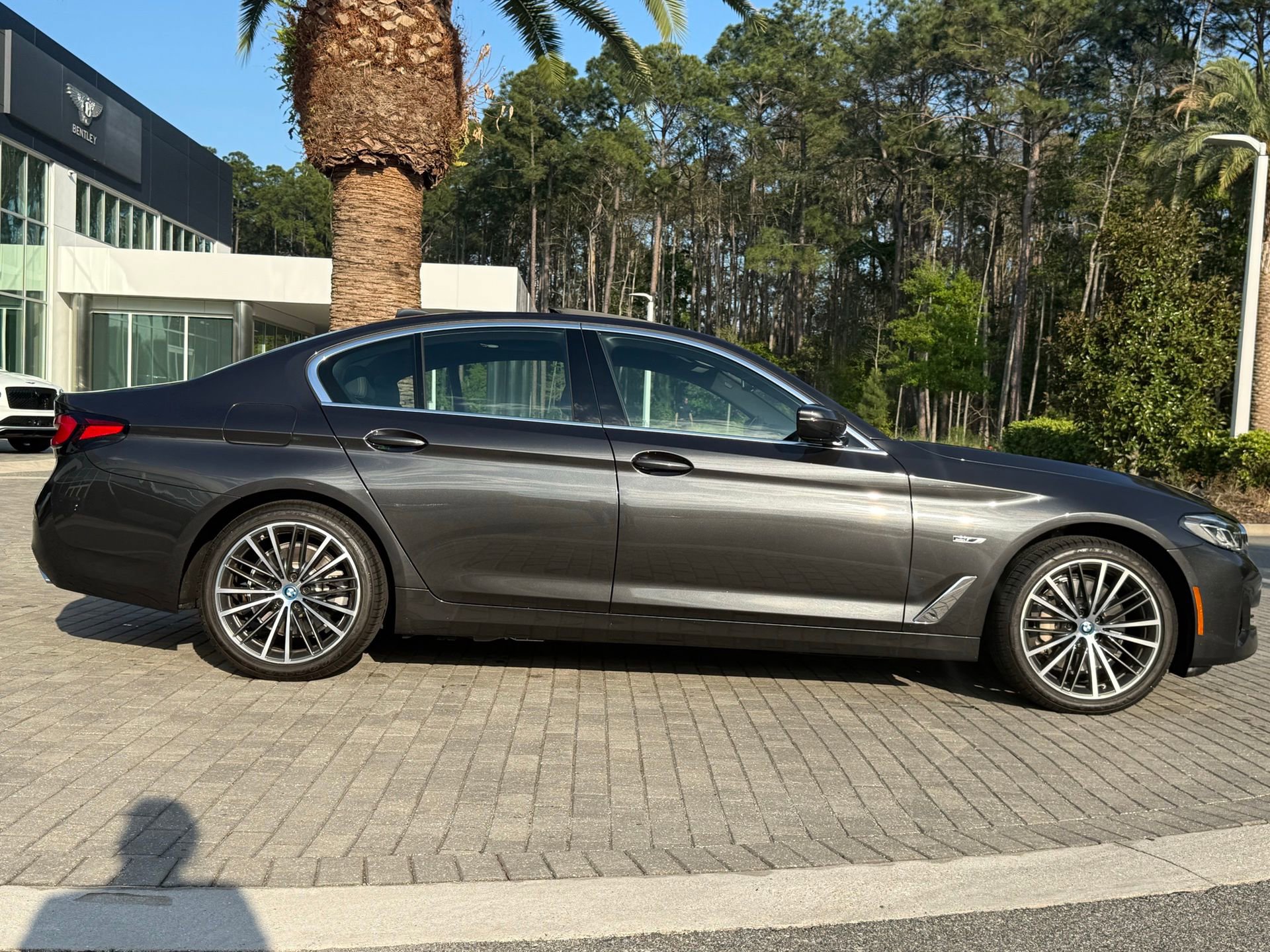 Used 2023 BMW 530e xDrive w/ Premium Package image 5