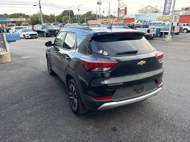 Used 2025 Chevrolet TrailBlazer LT w/ Convenience Package FWD image 3