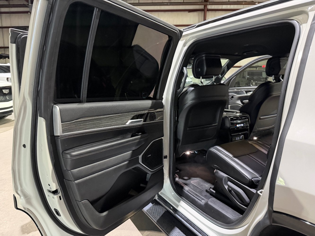 Used 2022 Jeep Wagoneer Series III RWD image 16