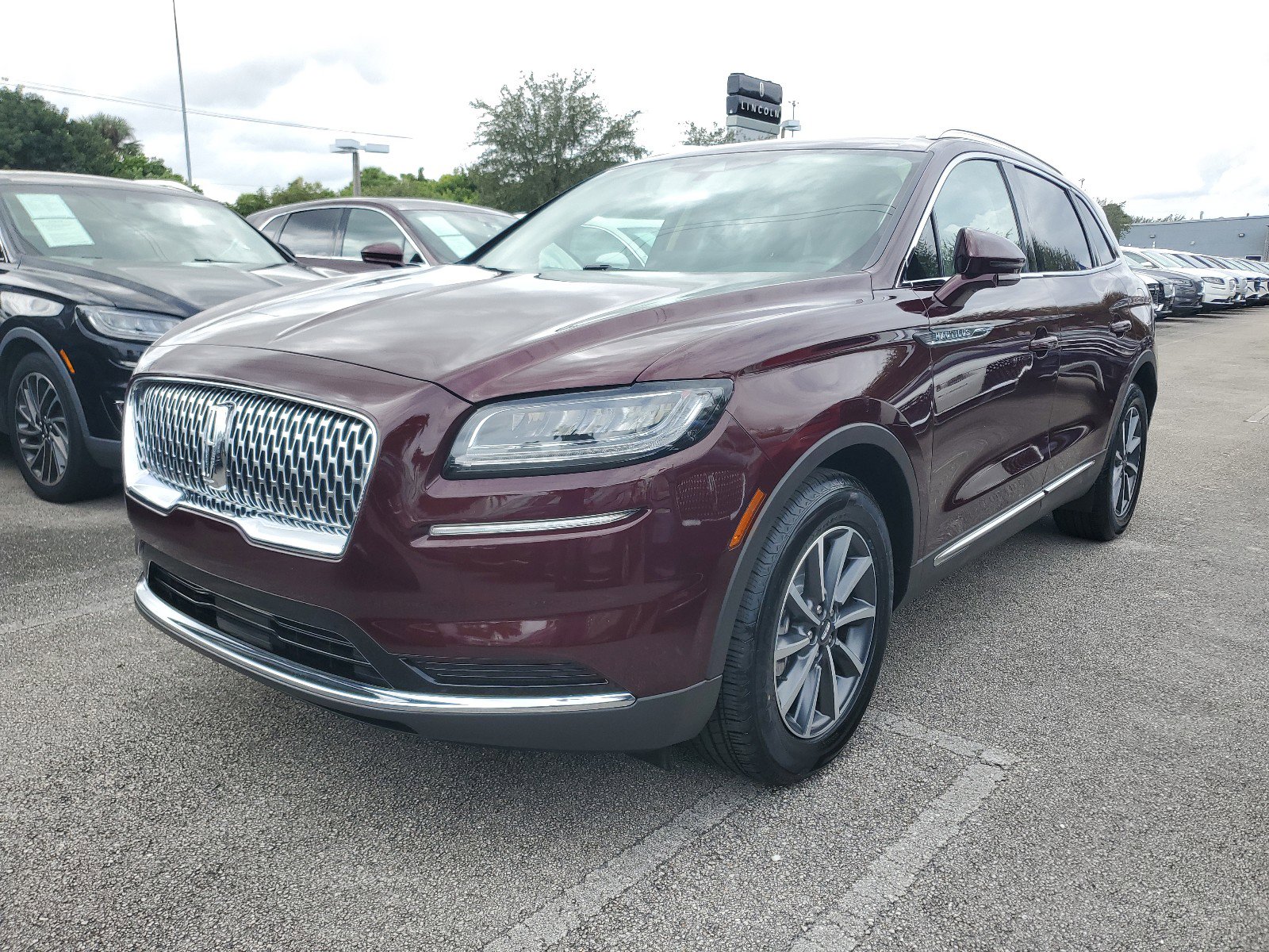 Used 2021 Lincoln Nautilus FWD image 3