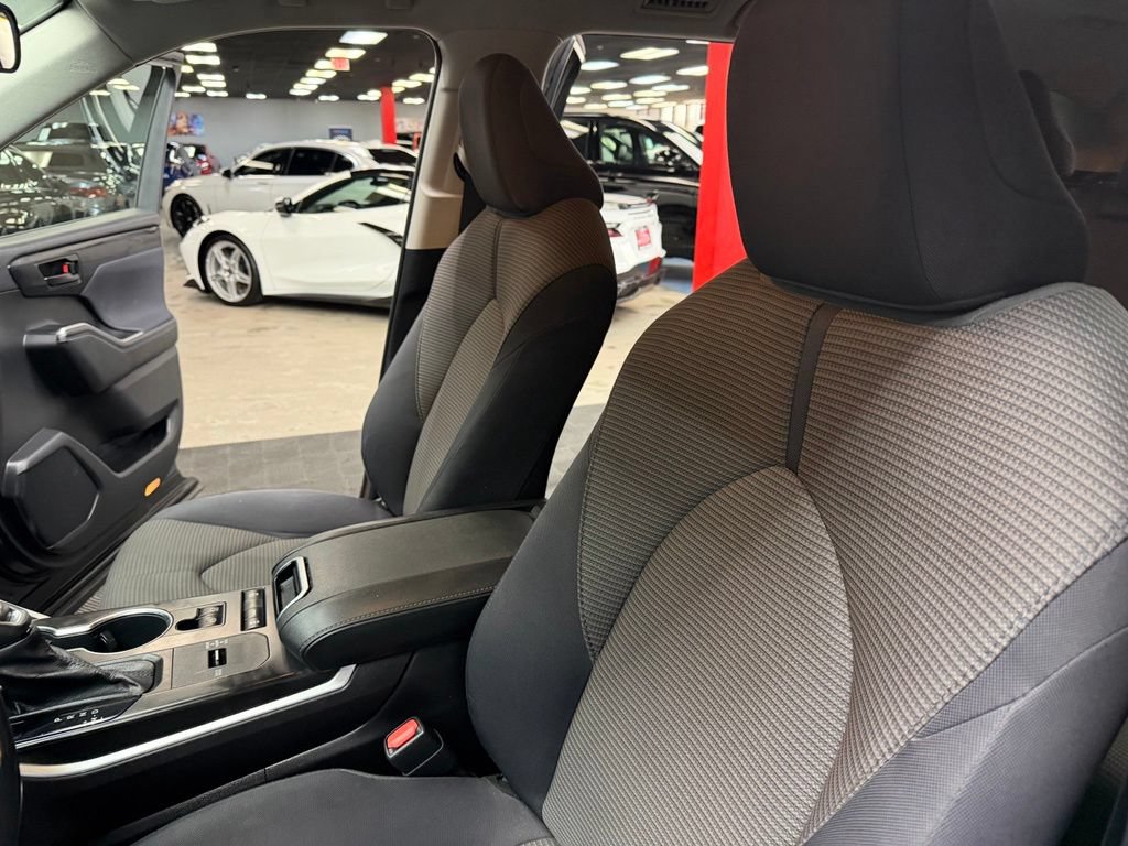 Used 2020 Toyota Highlander LE FWD image 34